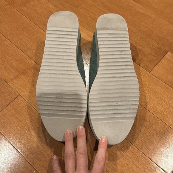 NWOT TOMS Alpargatas in 10 - Picture 4 of 4